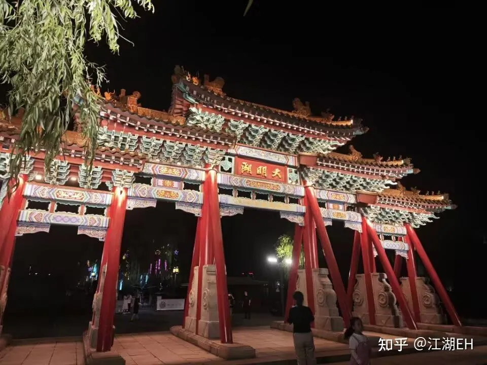 大明湖畔