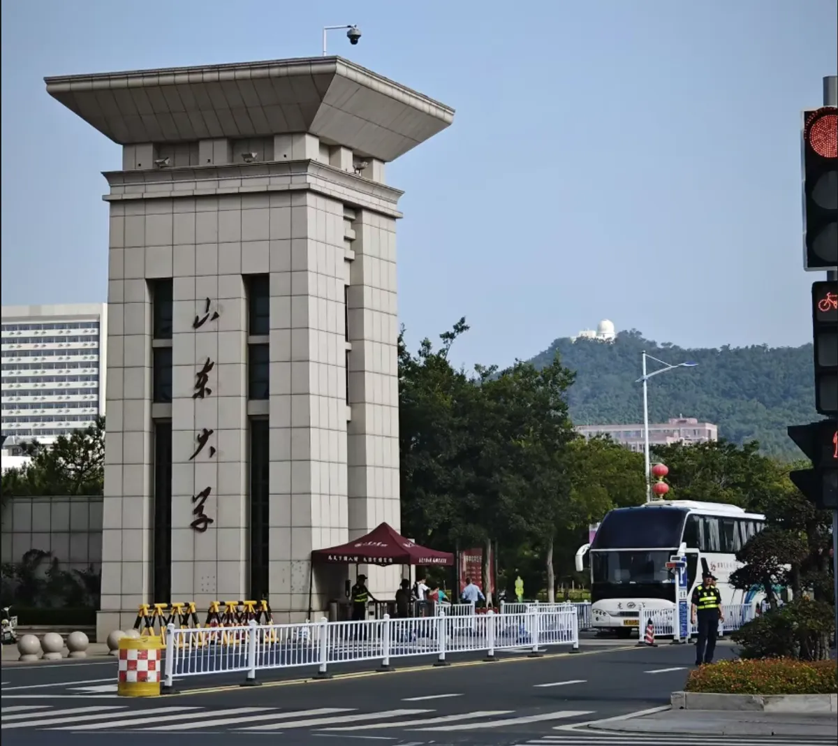 山东大学（威海）校门